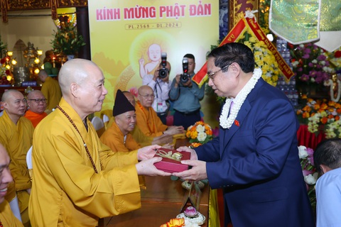 Thủ tướng chúc mừng các thành viên Hội đồng Trị sự Giáo hội Phật giáo Việt Nam nhân dịp Đại lễ Phật đản - Ảnh: VGP Thủ tướng chúc mừng các thành viên Hội đồng Trị sự Giáo hội Phật giáo Việt Nam nhân dịp Đại lễ Phật đản - Ảnh: VGP