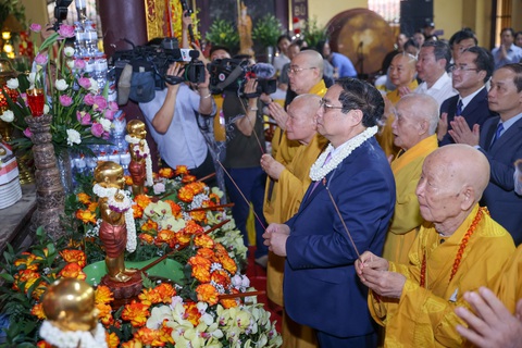 Thủ tướng cùng Hội đồng Trị sự Giáo hội Phật giáo Việt Nam thắp hương cầu cho quốc thái dân an - Ảnh: VGP Thủ tướng cùng Hội đồng Trị sự Giáo hội Phật giáo Việt Nam thắp hương cầu cho quốc thái dân an - Ảnh: VGP