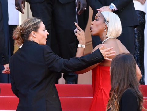 Kelly Rowland chỉ trích nhân viên an ninh ngay giữa đám đông có mặt tại thảm đỏ - Ảnh: NY Post Kelly Rowland chỉ trích nhân viên an ninh ngay giữa đám đông có mặt tại thảm đỏ - Ảnh: NY Post