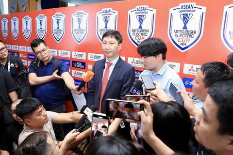 ASEAN Cup 2024: Cơ hội vào chung kết cho tuyển Việt Nam- Ảnh 1. HLV Kim Sang Sik tại lễ bốc thăm ASEAN Cup 2024 - Ảnh: HOÀNG TÙNG