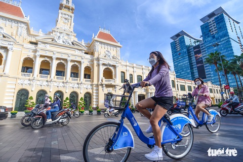 Cuộc thi Tái tạo xanh: Tôi mong được sống trong một thành phố xanh nhờ xe đạp- Ảnh 2. Bạn trẻ đi xe đạp công cộng tại trung tâm TP.HCM - Ảnh: QUANG ĐỊNH
