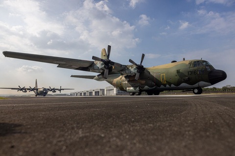 Trung Quốc cấm nhập cảnh, đóng băng tài sản 12 công ty quân sự Mỹ- Ảnh 1. Máy bay Lockheed C-130 Hercules của Không quân Đài Loan trong ảnh chụp ở huyện Bình Đông, đảo Đài Loan - Ảnh: BLOOMBERG/GETTY IMAGES