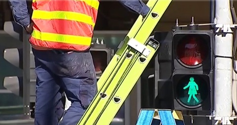 Rộ nạn phá đèn giao thông bán phế liệu, Mỹ phải dùng biển báo thay thế- Ảnh 2. Cứ sửa xong là đèn lại bị phá - Ảnh: Autoevolution