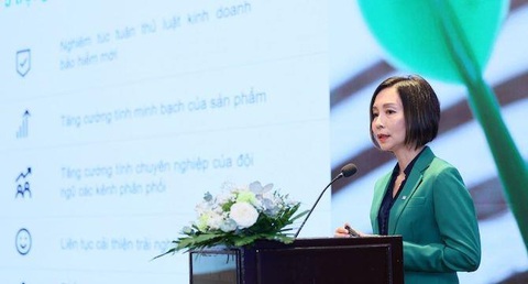 Bảo hiểm nhân thọ lấy lại đà phát triển- Ảnh 5. Bà Tina Nguyễn, tổng giám đốc Manulife Việt Nam, chia sẻ về giải pháp mà Manulife đã thực hiện để củng cố niềm tin khách hàng.