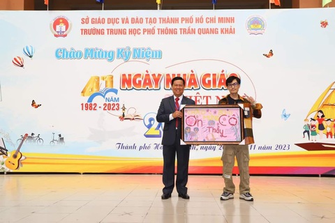 Cuộc thi Tái tạo xanh: Ngắm các tác phẩm nghệ thuật từ vật liệu tái chế- Ảnh 2. Tranh dành tặng thầy cô trường cũ của tôi nhân ngày 20-11, gắn kết tình yêu thương thông qua những vật liệu nhựa tái chế.