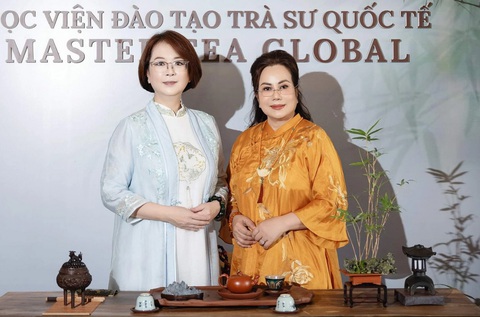 Triệu Vĩnh Hinh - mỹ nhân phim 'Bao Thanh Thiên' bản 1993 đến Việt Nam- Ảnh 3. Diễn viên Triệu Vĩnh Hinh và trà sư Ngô Thị Thanh Tâm