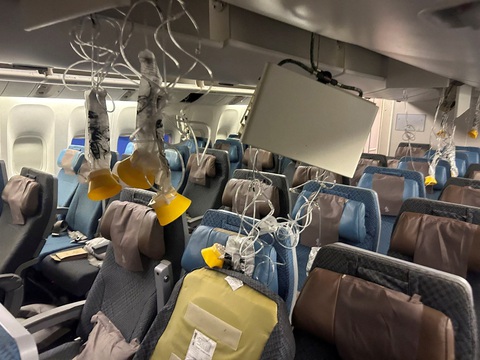Khung cảnh hỗn loạn bên trong máy bay của Singapore Airlines - Ảnh: REUTERS Khung cảnh hỗn loạn bên trong máy bay của Singapore Airlines - Ảnh: REUTERS