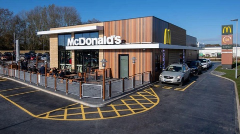 Bị phạt khi vừa đánh xe vào McDonald's vừa mở ứng dụng của nhà hàng- Ảnh 1. Sự việc gây nhiều tranh cãi khi chàng trai 18 tuổi khẳng định dùng điện thoại khi xe chỉ đang