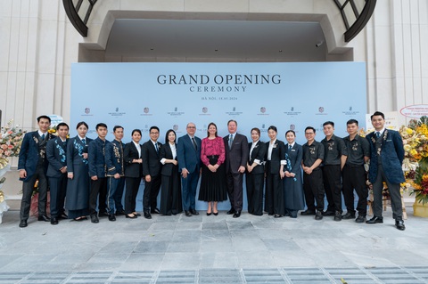 Khai trương khu căn hộ hàng hiệu The Ritz-Carlton Residences, Hanoi- Ảnh 4. Đội ngũ Ritz-Carlton cùng lãnh đạo cấp cao của Marriott International trong lễ khai trương khu căn hộ hàng hiệu The Ritz-Carlton Residences đầu tiên tại Việt Nam. Ảnh: Masterise Homes