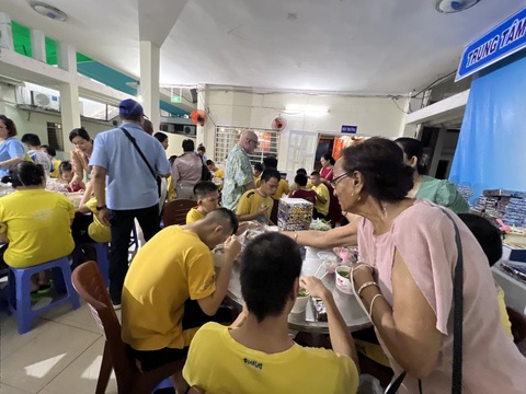 Các thành viên Rotary phụ phục vụ bữa ăn cho trẻ mồ côi, khuyết tật ở Gò Vấp - Ảnh: MINH HUỲNH Các thành viên Rotary phụ phục vụ bữa ăn cho trẻ mồ côi, khuyết tật ở Gò Vấp - Ảnh: MINH HUỲNH