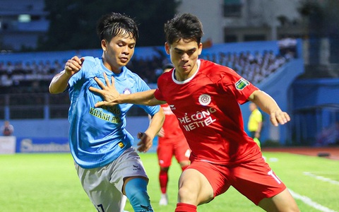 Khuất Văn Khang ghi bàn, CLB Khánh Hòa chìm trong vô vọng- Ảnh 2. Khuất Văn Khang (phải), tác giả bàn thắng duy nhất của trận đấu - Ảnh: VPF