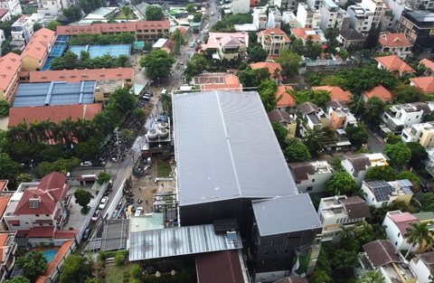 Vụ nhà xây vượt tầng, sai phép hơn 1.000m²: Phường An Phú bắt đầu tháo dỡ phần sai phép- Ảnh 1. Nhà xây sai phép (màu đen) vượt tầng với diện tích vi phạm hơn 1.000m² - Ảnh: MINH HÒA