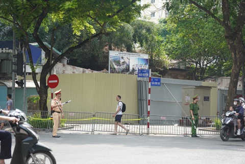 Hà Nội cưỡng chế 1.200m² 'đất vàng' ở quận Hoàn Kiếm để xây trường học- Ảnh 1. Khu đất bị cưỡng chế thu hồi nằm ở góc phố giao giữa Ngô Quyền và Trần Hưng Đạo - một trong những khu vực có hoạt động kinh doanh sôi động nhất Hà Nội - Ảnh: QUANG VIỄN