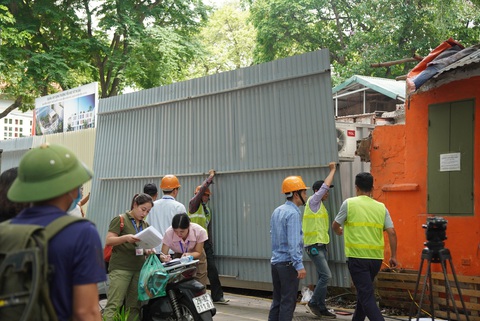 Hà Nội cưỡng chế 1.200m² 'đất vàng' ở quận Hoàn Kiếm để xây trường học- Ảnh 2. Lực lượng chức năng tiến hành cưỡng chế, tháo dỡ các hạng mục - Ảnh: QUANG VIỄN