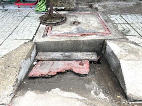 Rác thải và 101 kiểu 'bức tử' miệng cống khắp phố phường- Ảnh 9. Một miệng cống trên đường 30, phường Linh Đông, TP Thủ Đức bị người dân dùng gỗ ván che kín - Ảnh: XUÂN ĐOÀN