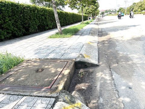 Rác thải và 101 kiểu 'bức tử' miệng cống khắp phố phường- Ảnh 13. Cát lấp bít miệng cống trên đường số 2, phường Linh Xuân, TP Thủ Đức - Ảnh: XUÂN ĐOÀN