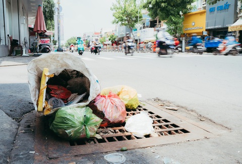 Rác thải và 101 kiểu 'bức tử' miệng cống khắp phố phường- Ảnh 10. Nắp cống trên đường Quang Trung, phường 11, quận Gò Vấp đầy rác sinh hoạt - Ảnh: THANH HIỆP