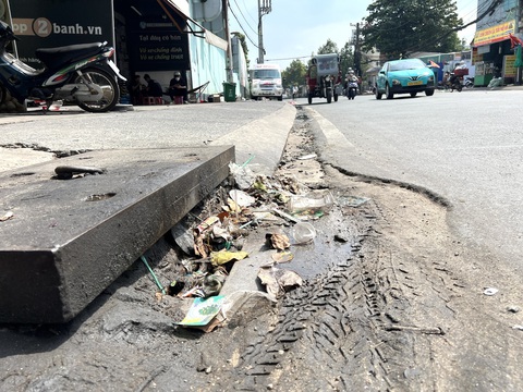 Rác thải và 101 kiểu 'bức tử' miệng cống khắp phố phường- Ảnh 12. Rác thải nhựa bao vây miệng cống trên đường Kha Vạn Cân, TP Thủ Đức - Ảnh: XUÂN ĐOÀN