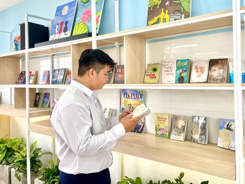 Bệnh viện ở TP.HCM khai trương phòng chăm sóc sức khỏe tinh thần cho nhân viên y tế- Ảnh 2. Anh Lê Anh Ngọc (nhân viên Bệnh viện Phục hồi chức năng và Điều trị bệnh nghề nghiệp) cho hay sẽ thường đến đây thư giãn bằng hoạt động đọc sách và dùng ghế massage khi hết giờ làm - Ảnh: DIỆU QUÍ