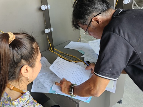 Vụ nhà xây vượt tầng, sai phép hơn 1.000m²: Phường An Phú bắt đầu tháo dỡ phần sai phép- Ảnh 2. Đại diện bên tổ chức thi công (áo đen) ký biên bản với đại diện UBND phường An Phú về việc dừng thi công, tiến hành tháo dỡ diện tích vi phạm - Ảnh: ÁI NHÂN