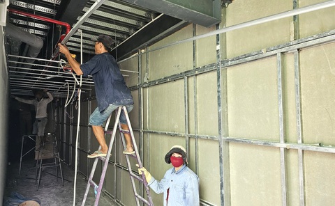 Vụ nhà xây vượt tầng, sai phép hơn 1.000m²: Phường An Phú bắt đầu tháo dỡ phần sai phép- Ảnh 4. Công nhân đang tháo dỡ diện tích ban công lấn chiếm khoảng lùi tại công trình - Ảnh: ÁI NHÂN