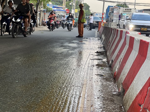 Xe chở nước mắm chảy trên quốc lộ, người đi xe máy bị trượt ngã- Ảnh 1. Những vệt nước mắm chảy từ làn ô tô qua làn xe máy.