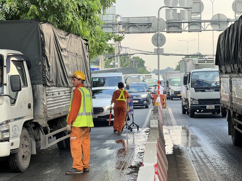 Xe chở nước mắm chảy trên quốc lộ, người đi xe máy bị trượt ngã- Ảnh 7. Các nhân viên có mặt để xử lý sự cố.