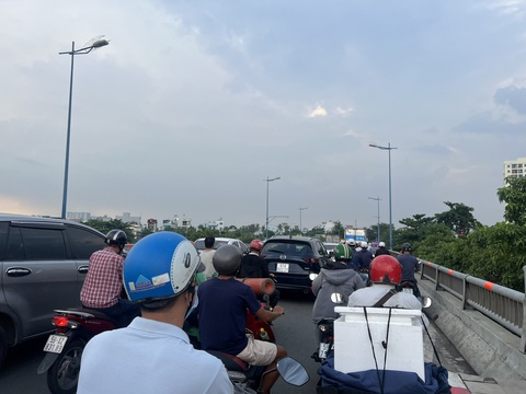 Xe chở nước mắm chảy trên quốc lộ, người đi xe máy bị trượt ngã- Ảnh 8. Vụ việc gây kẹt xe một đoạn dài.