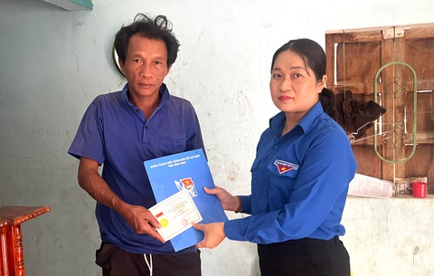 Chị Huỳnh Thị Thanh Nguyệt – phó bí thư thường trực Tỉnh đoàn Bình Định trao huy hiệu cho người nhà em Nhưng - người đã dũng cảm quên mình cứu bạn - Ảnh: THANH TÂN Chị Huỳnh Thị Thanh Nguyệt, phó bí thư thường trực Tỉnh Đoàn Bình Định, trao huy hiệu cho người nhà em Nhưng - người đã dũng cảm quên mình cứu bạn khỏi đuối nước - Ảnh: THANH TÂN