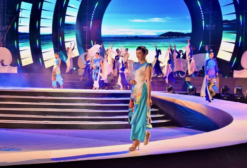 Nha Trang hứa hẹn bùng nổ với 2 sự kiện du lịch hè- Ảnh 2. Liên hoan Du lịch biển Nha Trang 2024 là chuỗi chương trình âm nhạc, thời trang, ánh sáng hấp dẫn - Ảnh: MINH CHIẾN