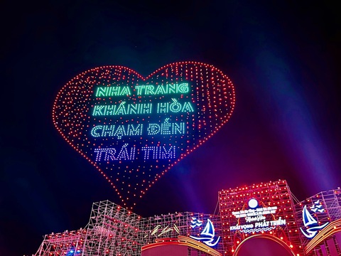 Nha Trang hứa hẹn bùng nổ với 2 sự kiện du lịch hè- Ảnh 1. Lễ hội Vịnh ánh sáng quốc tế Nha Trang hứa hẹn đem đến những màn trình diễn drone light ấn tượng - Ảnh: MINH CHIẾN