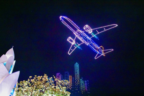Nha Trang hứa hẹn bùng nổ với 2 sự kiện du lịch hè- Ảnh 3. Drone light trên bầu trời Nha Trang - Ảnh: MINH CHIẾN