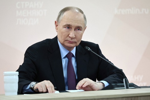 Tổng thống Vladimir Putin ký sắc lệnh cho phép lấy tài sản Mỹ bồi thường cho tài sản Nga bị tịch thu - Ảnh: REUTERS Tổng thống Vladimir Putin ký sắc lệnh cho phép lấy tài sản Mỹ bồi thường cho tài sản Nga bị tịch thu - Ảnh: REUTERS