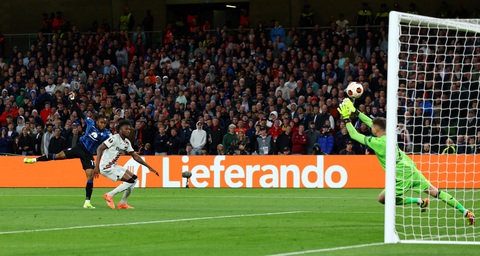 Thắng Leverkusen 3-0 vẻ vang, Atalanta vô địch Europa League- Ảnh 3. Tình huống Ademola Lookman ghi bàn ấn định chiến thắng cho Atalanta. Trận chung kết Europa League chứng kiến sự tỏa sáng của Ademola Lookman khi anh lập cú hat-trick - Ảnh: REUTERS