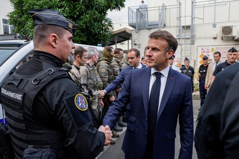 Tổng thống Pháp Emmanuel Macron (giữa) bắt tay với lực lượng an ninh đảo New Caledonia ngày 23-5 - Ảnh: REUTERS Tổng thống Pháp Emmanuel Macron bắt tay với lực lượng an ninh đảo New Caledonia ngày 23-5 - Ảnh: REUTERS