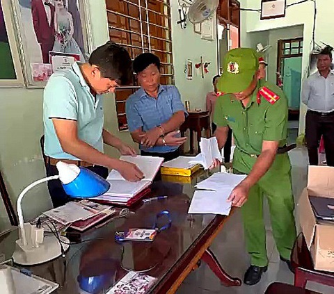 Bắt giám đốc hợp tác xã chiếm đoạt tiền nhà nước- Ảnh 1. Công an thu giữ các hồ sơ, tài liệu liên quan vụ việc phục vụ điều tra - Ảnh: TÂM AN
