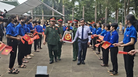 Đưa 21 hài cốt quân tình nguyện Việt Nam về nước- Ảnh 1. Trung tướng Trịnh Đình Thạch - chính ủy Quân khu V và Bí thư Tỉnh ủy Gia Lai Hồ Văn Niên đưa hài cốt liệt sĩ về đất mẹ - Ảnh: H.Q.