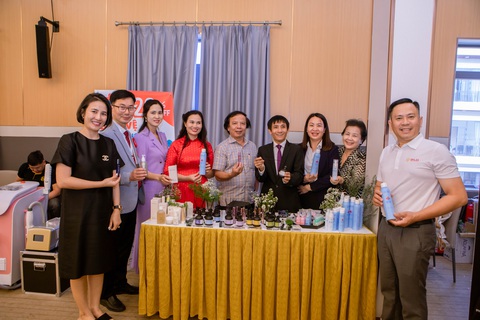 Ấn tượng Techfest Quang Nam 2024- Ảnh 4. Các đại biểu tham quan gian hàng mỹ phẩm tại Diễn đàn khởi nghiệp quốc gia dược liệu và mỹ phẩm - Ảnh: L.T