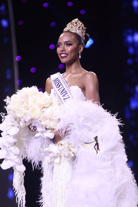Màn trao vương miện Trước đó, từng tham dự cuộc thi Hoa hậu Thế giới Philippines 2017 và dừng lại ở Top 15. Sau 7 năm không ngừng rèn luyện bản thân, cô quay trở lại cuộc thi Hoa hậu Hoàn vũ Philippines để hiện thực hóa giấc mơ vương miện.