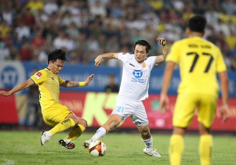 Thất vọng với cuộc đua vô địch V-League 2023-2024- Ảnh 1. CLB Nam Định (áo trắng) trong trận thua Hải Phòng 2-4 - Ảnh: NAM ĐỊNH FC