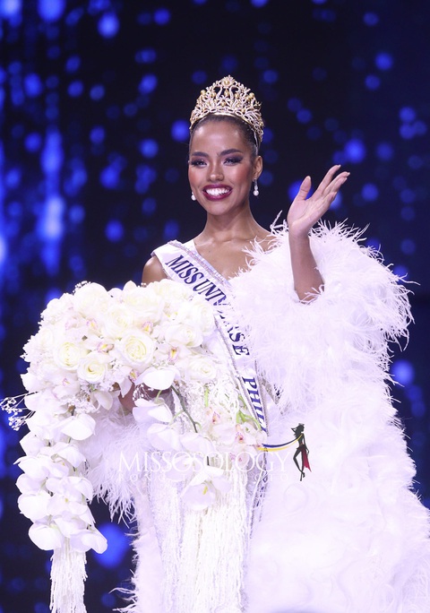 Màn trao vương miện Tân Hoa hậu Hoàn vũ Philippines 2024 Chelsea Anne Manalo sở hữu nhan sắc đậm chất Latinh, cô sẽ đại diện đất nước này đến với Miss Universe 2024 được tổ chức vào cuối năm nay tại Mexico.