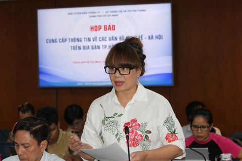 Sở Du lịch TP.HCM: Phố ẩm thực Hồ Thị Kỷ, Nguyễn Thượng Hiền... không ế- Ảnh 1. Bà Đinh Tố Hoa, phó trưởng Phòng công nghệ - thông tin du lịch, Sở Du lịch TP.HCM, thông tin về các phố ẩm thực tại họp báo - Ảnh: THÀNH NHÂN