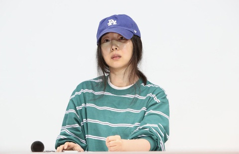 CEO Min Hee Jin trong cuộc họp báo hồi tháng 4 - Ảnh: The Korea Times CEO Min Hee Jin trong cuộc họp báo hồi tháng 4 - Ảnh: The Korea Times