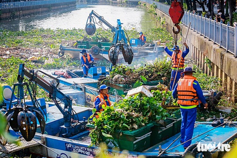 Ngược dòng Nhiêu Lộc - Thị Nghè tìm nguồn thải gây sự cố 100 tấn rác ùn ứ- Ảnh 1. Các nhân viên vớt rác trên kênh Nhiêu Lộc - Thị Nghè (TP.HCM) - Ảnh: Nhóm phóng viên