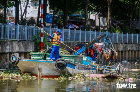 Ngược dòng Nhiêu Lộc - Thị Nghè tìm nguồn thải gây sự cố 100 tấn rác ùn ứ- Ảnh 4. Một chiếc chiếc nệm cũ đang được vớt lên từ kênh Nhiêu Lộc - Thị Nghè - Ảnh: Nhóm phóng viên