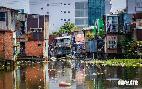 Ngược dòng Nhiêu Lộc - Thị Nghè tìm nguồn thải gây sự cố 100 tấn rác ùn ứ- Ảnh 6. Cửa vào rạch Xuyên Tâm, rác bắt đầu xuất hiện nhiều hơn - Ảnh: Nhóm phóng viên