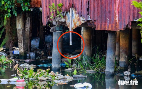 Ngược dòng Nhiêu Lộc - Thị Nghè tìm nguồn thải gây sự cố 100 tấn rác ùn ứ- Ảnh 8. Nước sinh hoạt từ các nhà dân xả thẳng xuống rạch Xuyên Tâm - Ảnh: Nhóm phóng viên