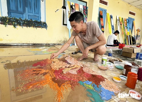 Họa sĩ về làng bích họa Tam Thanh vẽ thêm tranh tường- Ảnh 5. Một tác phẩm sắp đặt được họa sĩ thể hiện - Ảnh: LÊ TRUNG