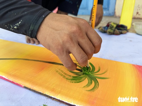 Họa sĩ về làng bích họa Tam Thanh vẽ thêm tranh tường- Ảnh 6. Vẽ tranh trên mái chèo - Ảnh: LÊ TRUNG