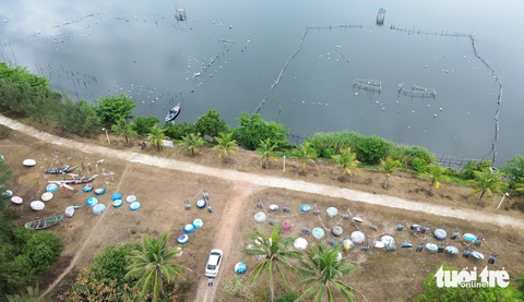 Họa sĩ về làng bích họa Tam Thanh vẽ thêm tranh tường- Ảnh 13. Con đường thuyền thúng ở Tam Thanh - Ảnh: LÊ TRUNG